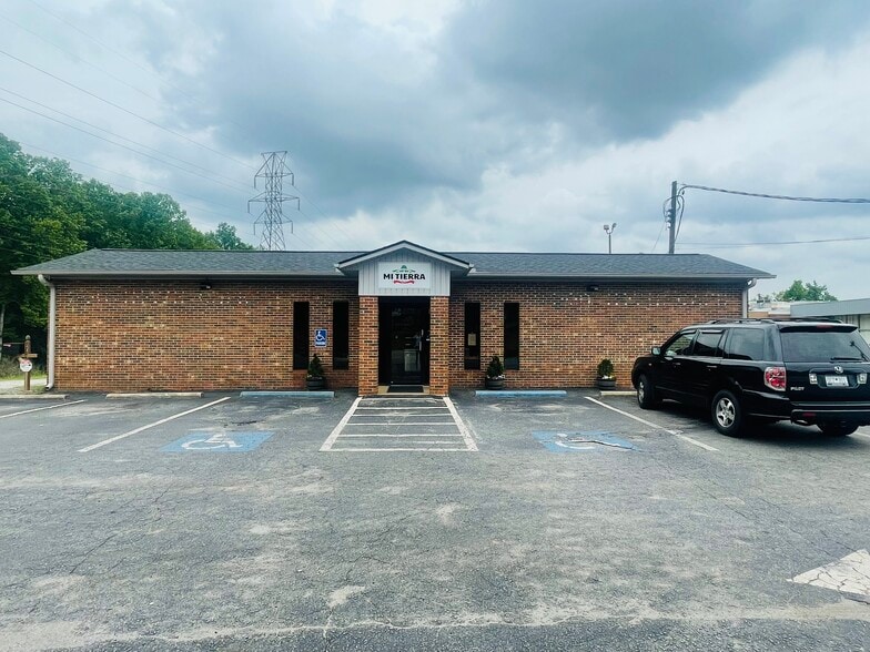 Primary Photo Of 1725 N Limestone St, Gaffney Restaurant For Sale