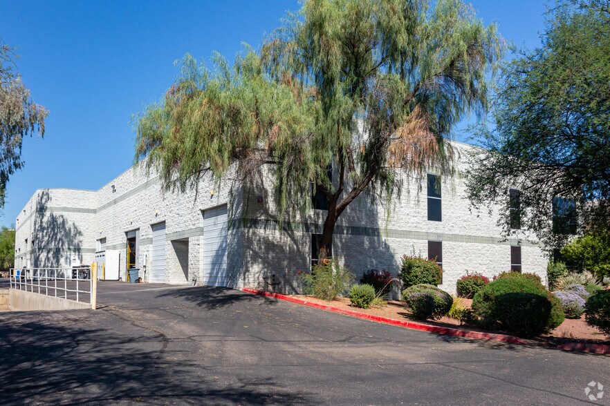 More Photos Of 7464 E Tierra Buena Ln, Scottsdale Light Distribution For Lease