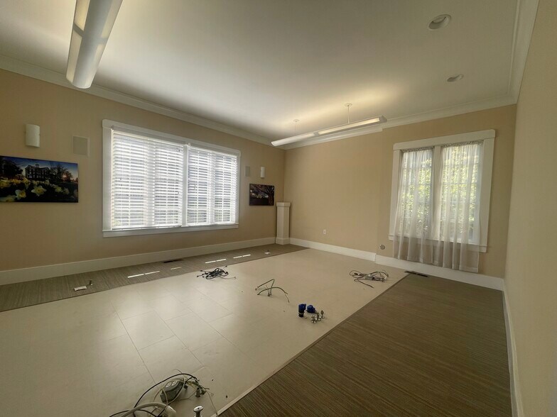 More Photos Of 1320 Chemeketa St NE, Salem Office For Sale