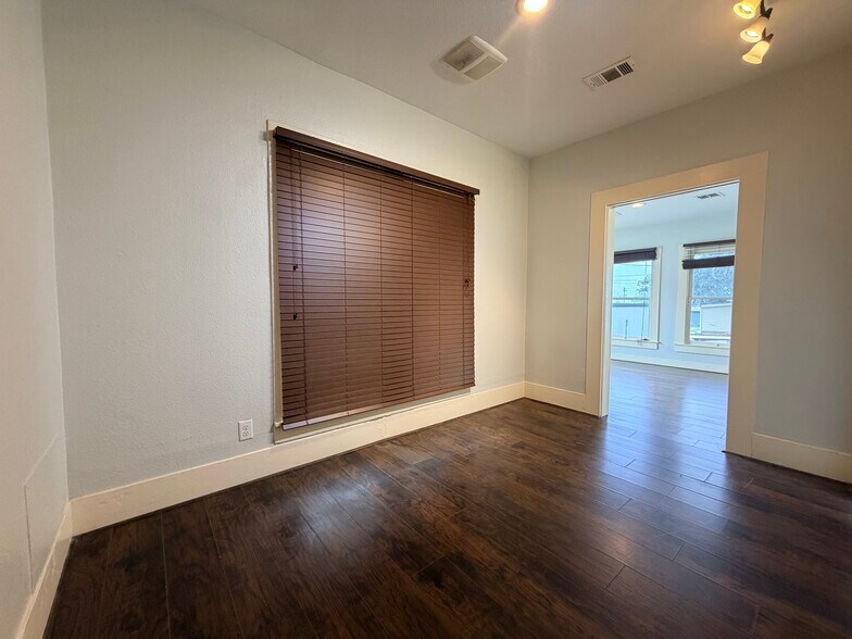 More Photos Of 415 W Goodwin St, Pleasanton Storefront Retail Office For Lease