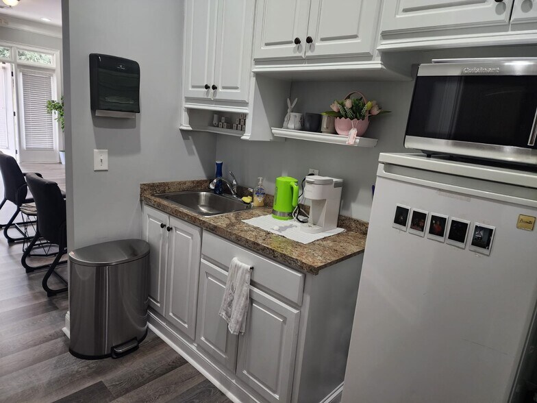 More Photos Of 1670 McKendree Church Rd, Lawrenceville Medical For Lease