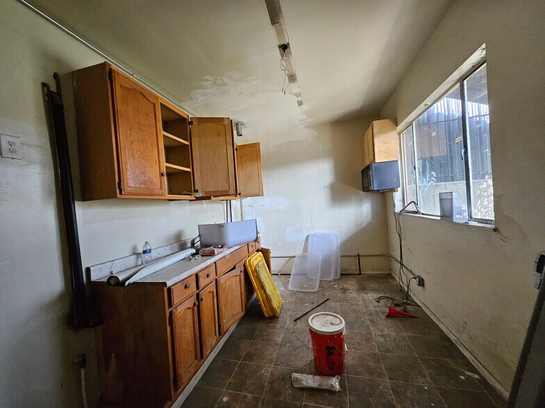 More Photos Of 6825 Crenshaw Blvd, Los Angeles General Retail For Sale