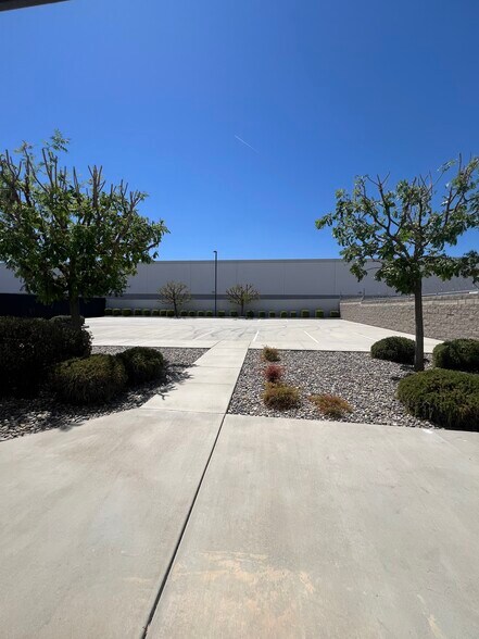 More Photos Of 19237 Flightpath Way, Bakersfield Warehouse For Lease