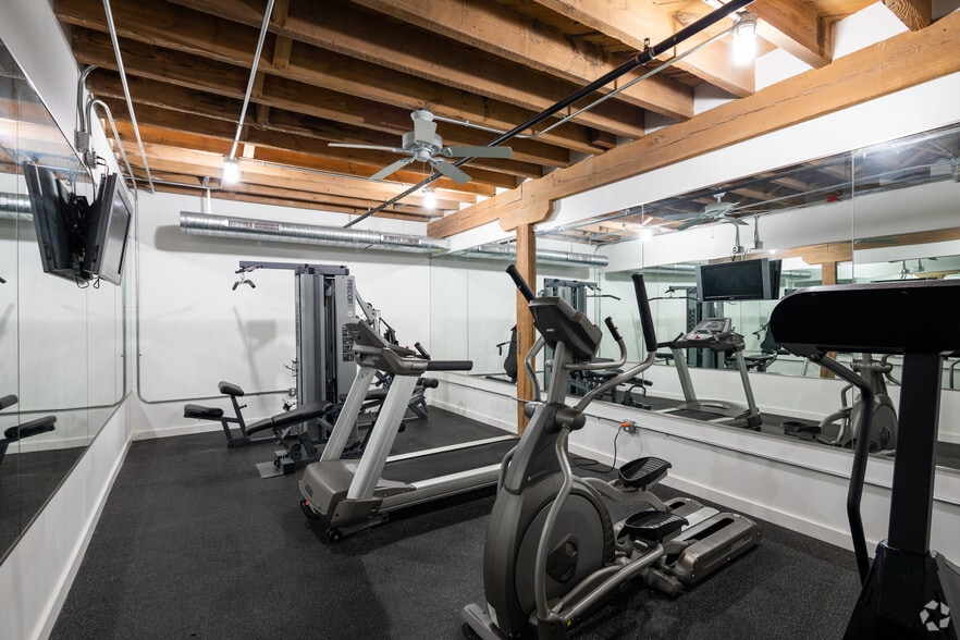 More Photos Of 101 N Haven St, Baltimore Showroom For Lease