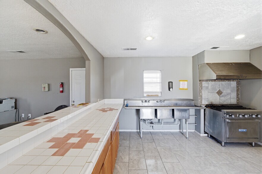 More Photos Of 606 Romero St, Belen Flex For Sale