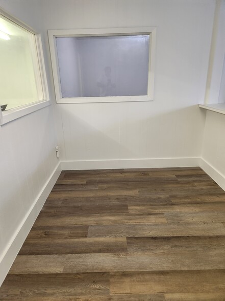More Photos Of 602-604 E Davis St, Grand Prairie Light Manufacturing For Lease