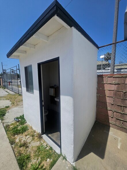 More Photos Of 1144 E Hyde Park Blvd, Inglewood Warehouse For Sale
