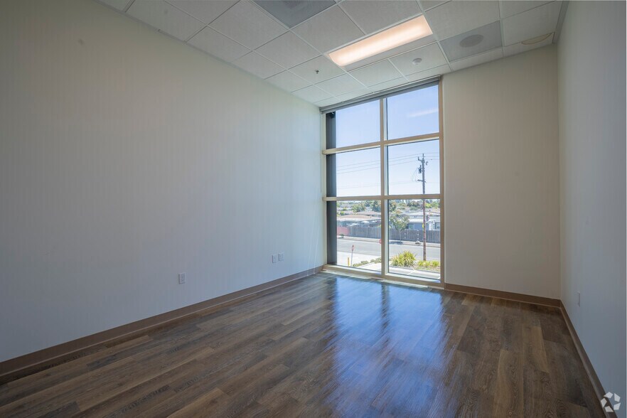 More Photos Of 2380 Williams St, San Leandro Warehouse For Lease