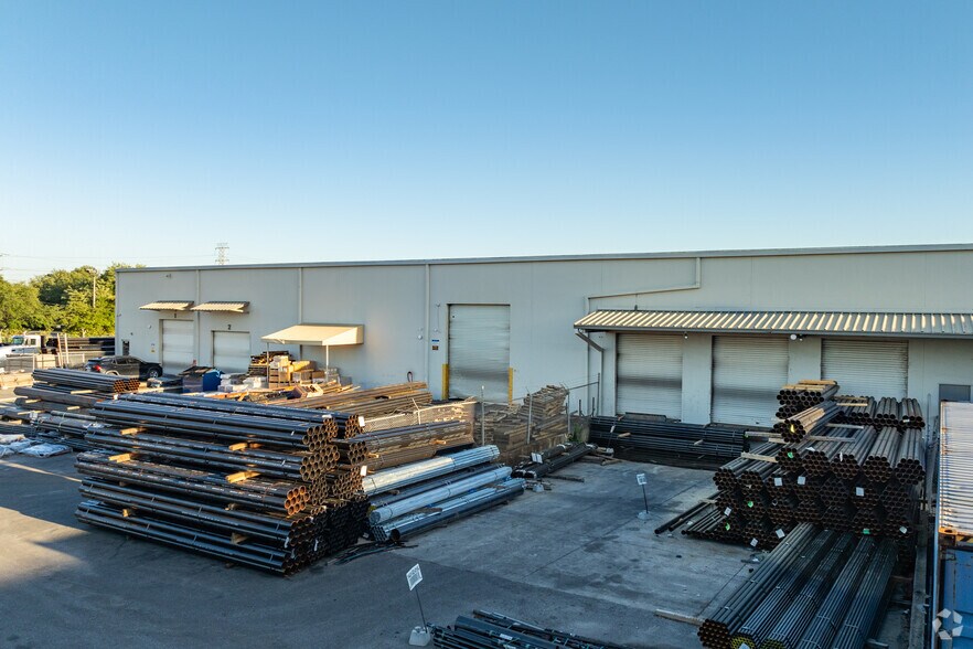 More Photos Of 9700-9704 Solar Dr, Tampa Warehouse For Lease