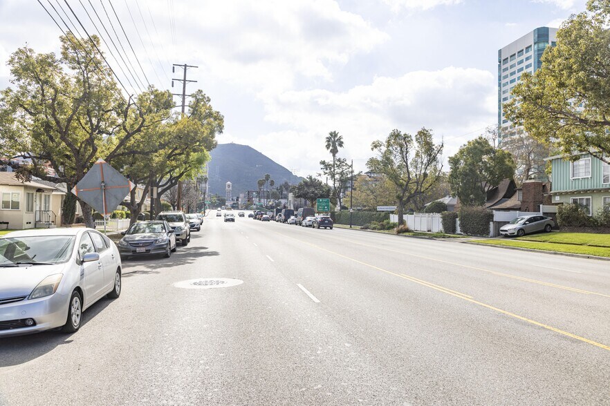 More Photos Of 233 N Hollywood Way, Burbank Apartments For Sale