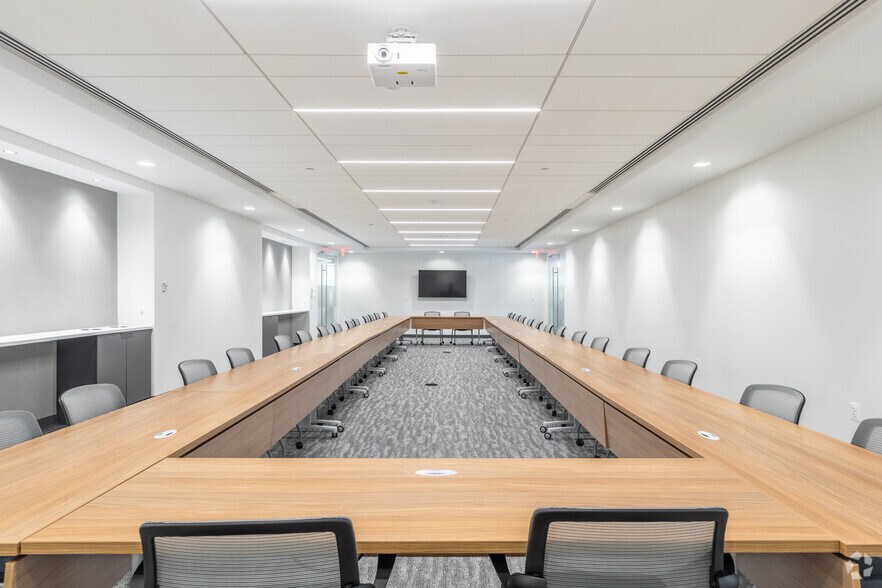 More Photos Of 1945 Old Gallows Rd, Vienna Medical For Lease