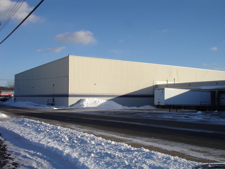 More Photos Of 322 Causeway Blvd, La Crosse Warehouse For Lease