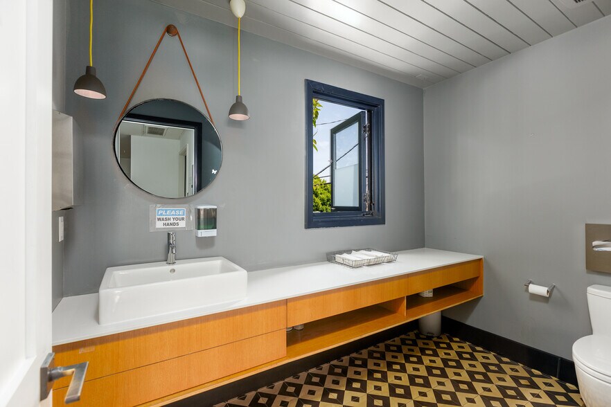 More Photos Of 1746 Abbot Kinney Blvd, Venice Loft Creative Space For Lease