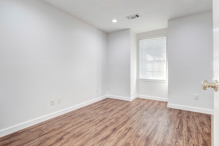 More Photos Of 1324 Avenue D, Katy Medical For Sale