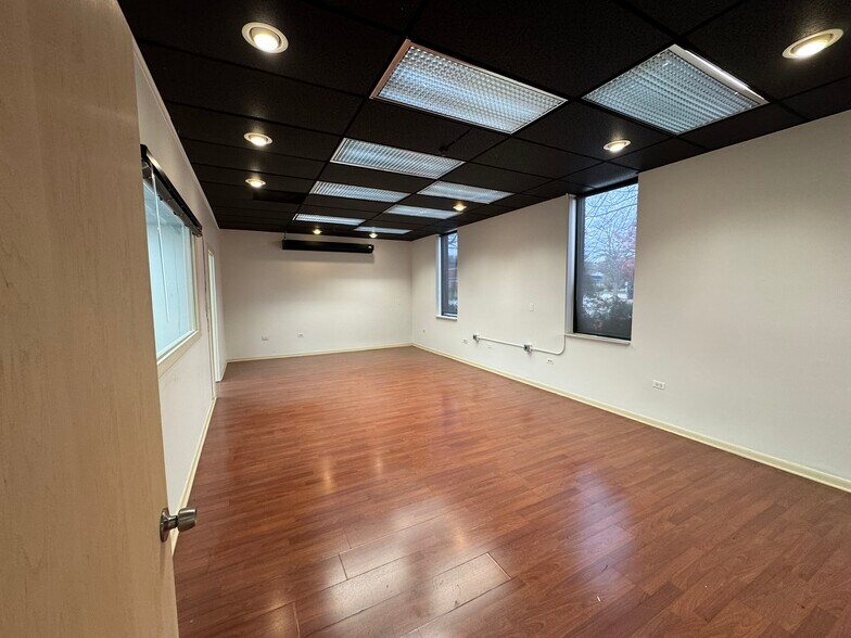 More Photos Of 1985 Ohio St, Lisle Warehouse For Lease