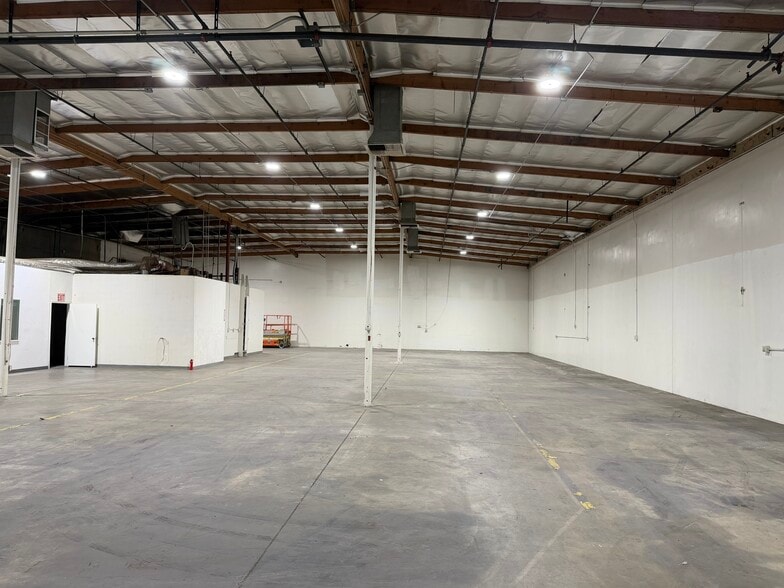More Photos Of 9790-9792 Glenoaks Blvd, Sun Valley Warehouse For Lease