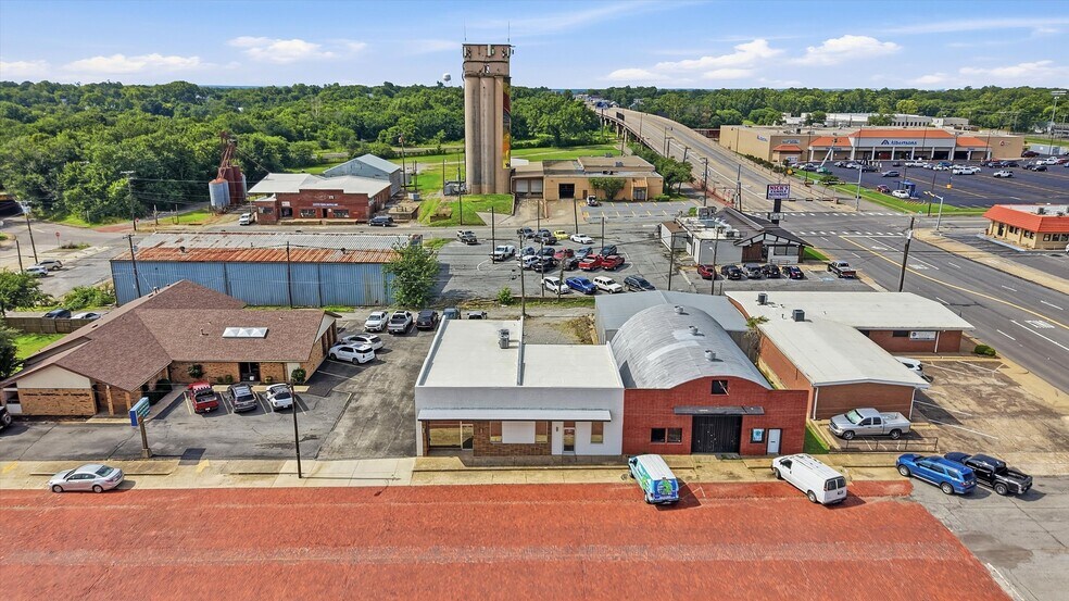 More Photos Of 118 W Chestnut St, Denison Office For Sale