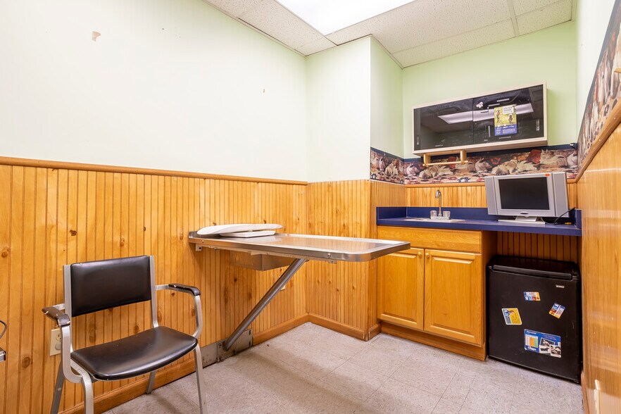 More Photos Of 4 E Glenolden Ave, Glenolden Office For Sale