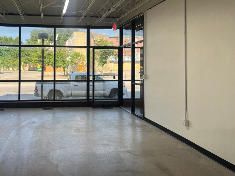 More Photos Of 3727 Broadway St, Kansas City Office For Sale