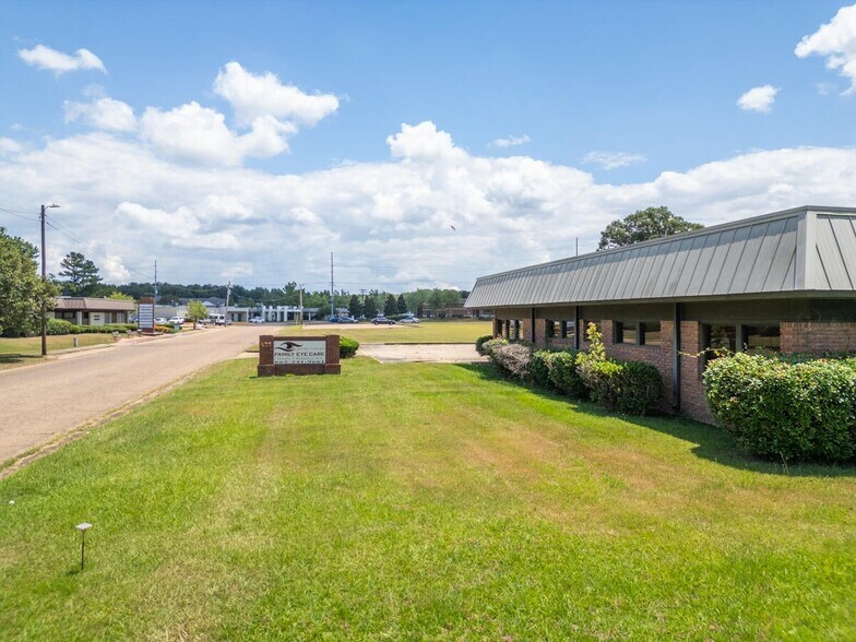More Photos Of 428 Hospital Drive, Columbus Medical For Sale