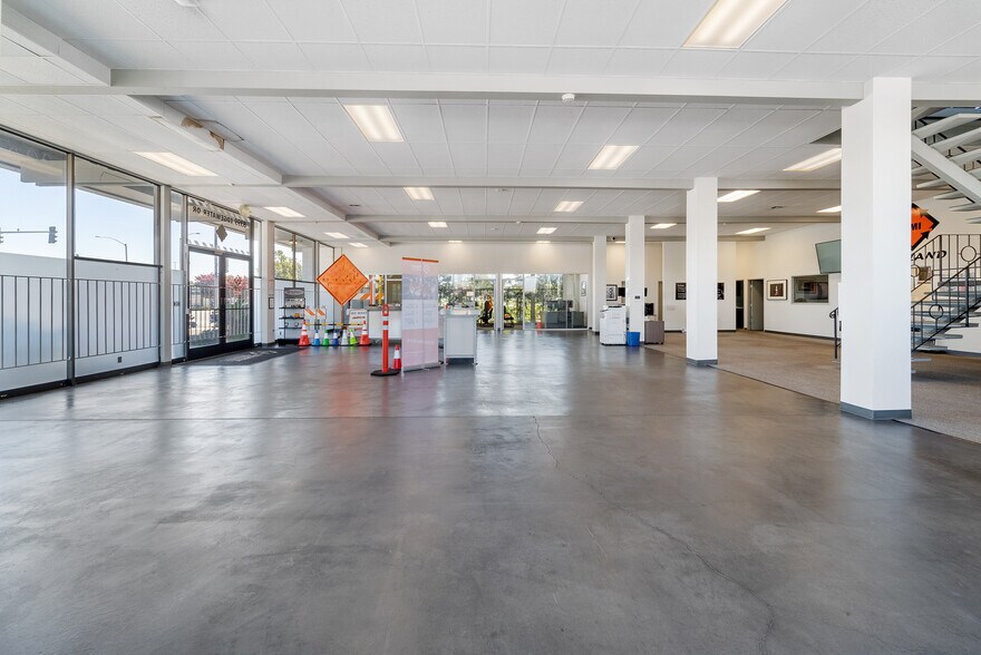 More Photos Of 8399 Edgewater Dr, Oakland Warehouse For Lease