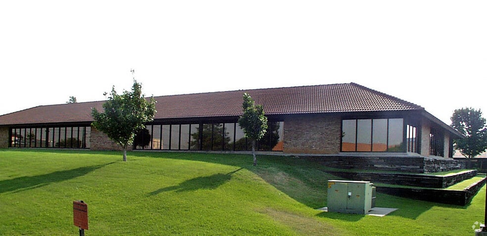 More Photos Of 1331 Airport Fwy, Euless Unknown For Lease