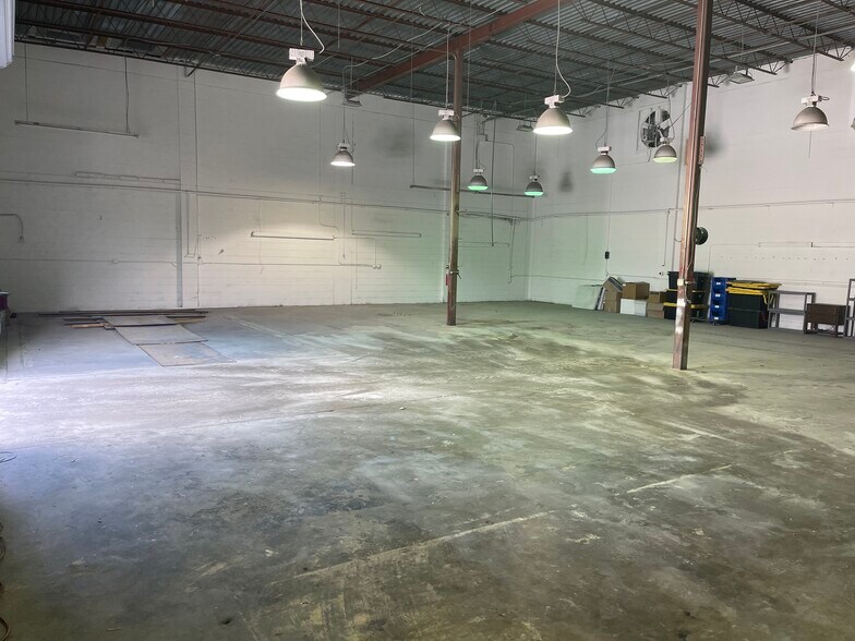 More Photos Of 1001 E Skagway Ave, Tampa Warehouse For Lease