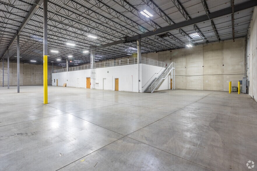 More Photos Of 2401 SE Creekview Dr, Ankeny Distribution For Lease