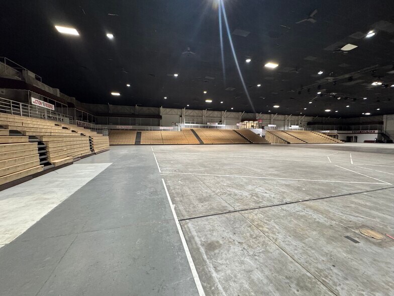 More Photos Of 10408 State Highway 64 E, Tyler Theater Concert Hall For Sale