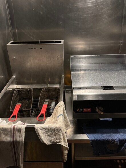 More Photos Of 215 W North Ave, Chicago Restaurant For Lease