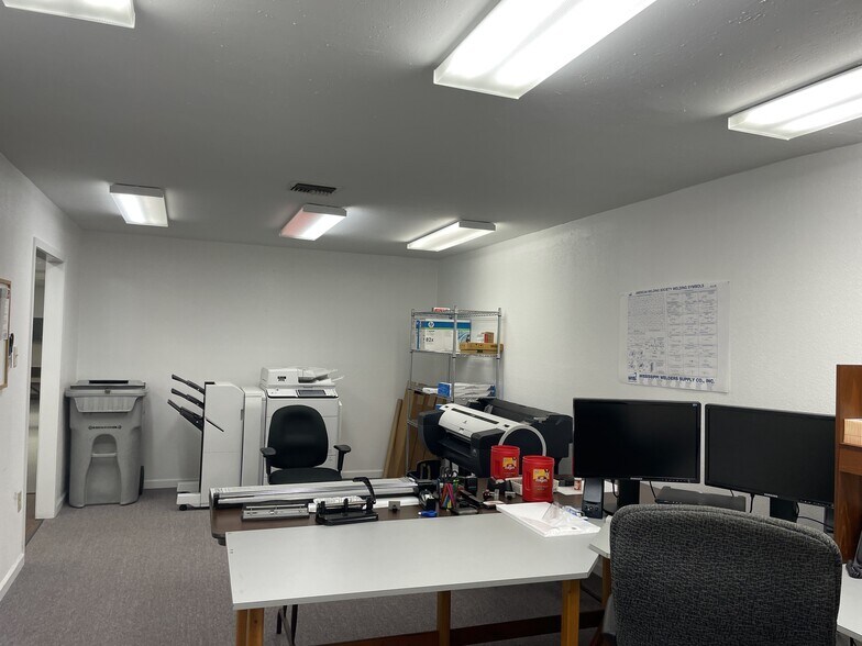 More Photos Of 903 S 8th St, La Porte Light Distribution For Lease