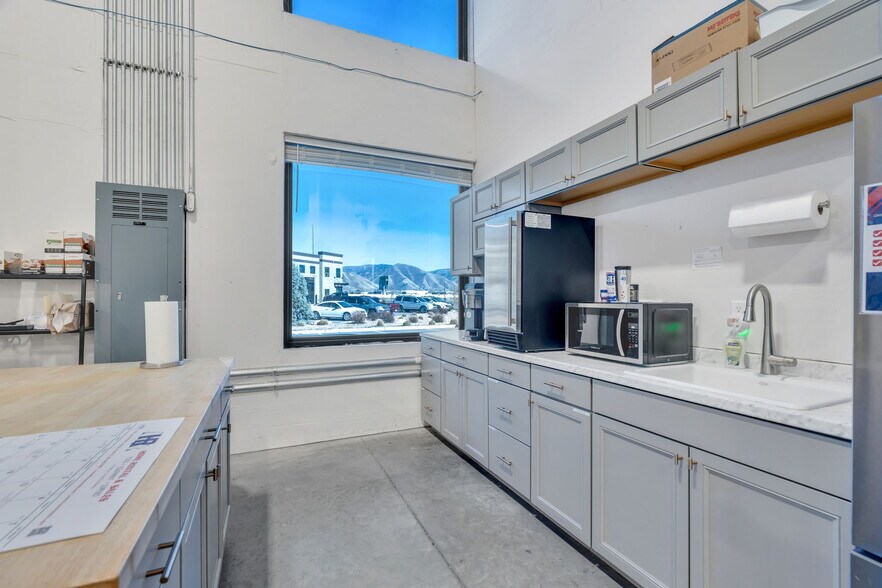 More Photos Of 2090 W 500 N, Springville Showroom For Sale