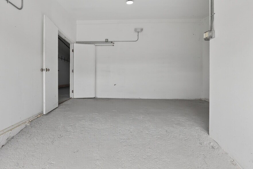 More Photos Of 9939 Commerce Ave, Tujunga Storefront For Sale