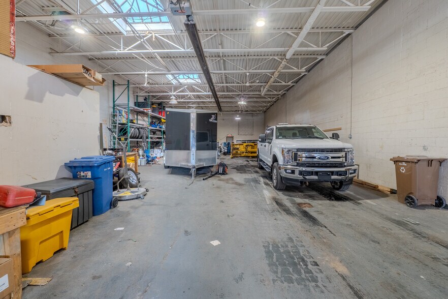 More Photos Of 8295-8305 Creusot Rue, Montréal Warehouse For Sale