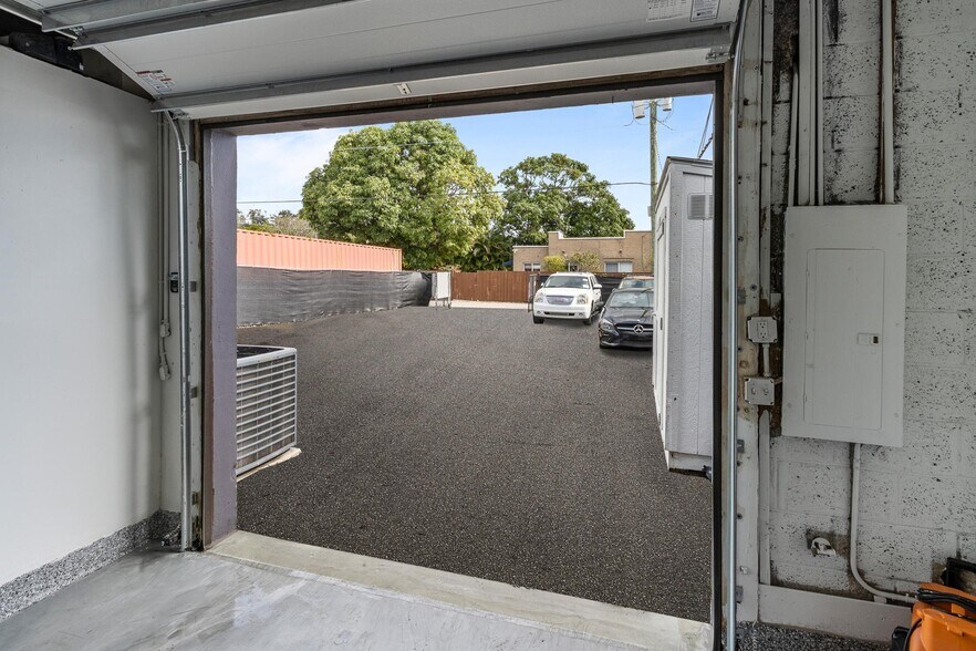 More Photos Of 721-723 S 21st Ave, Hollywood Distribution For Lease