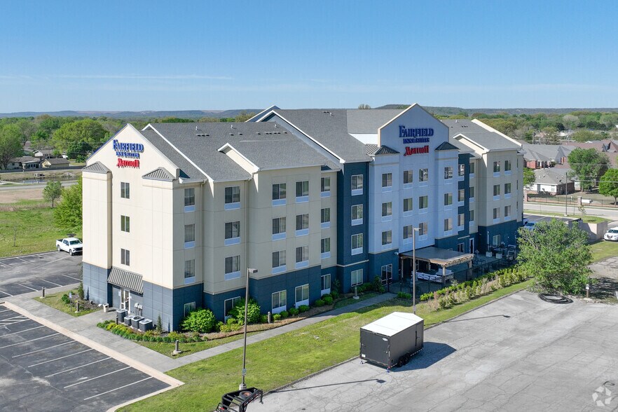 Primary Photo Of 2107 SE Washington Blvd, Bartlesville Hotel For Sale