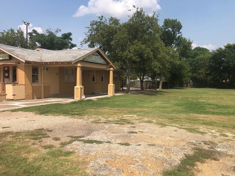 More Photos Of 2217 Hemphill St, Fort Worth Office For Sale