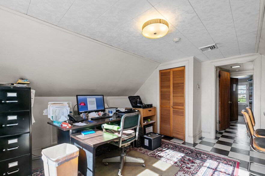 More Photos Of 74 Valley Rd, Middletown Office For Sale