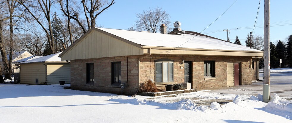 More Photos Of 6290 S Martin Rd, New Berlin Restaurant For Sale