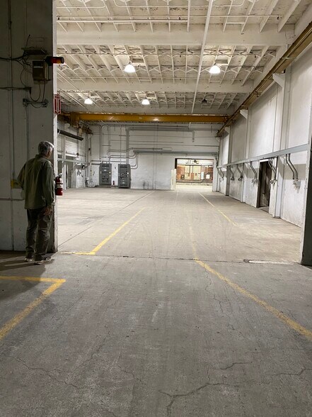 More Photos Of 500 E Illinois St, Newberg Manufacturing For Sale
