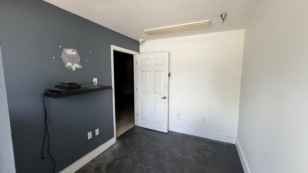 More Photos Of 400 Countyline Ct, Winter Garden Warehouse For Lease