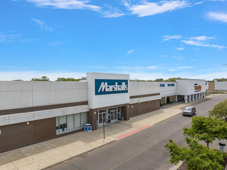 More Photos Of 28200-28250 Dequindre Rd, Warren Supermarket For Sale