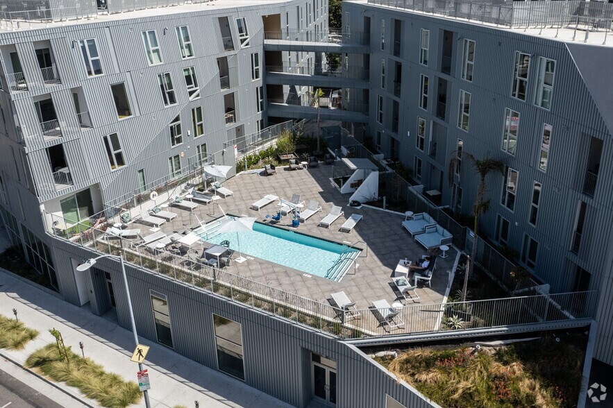 More Photos Of 11776 Santa Monica Blvd, Los Angeles Dormitory For Lease