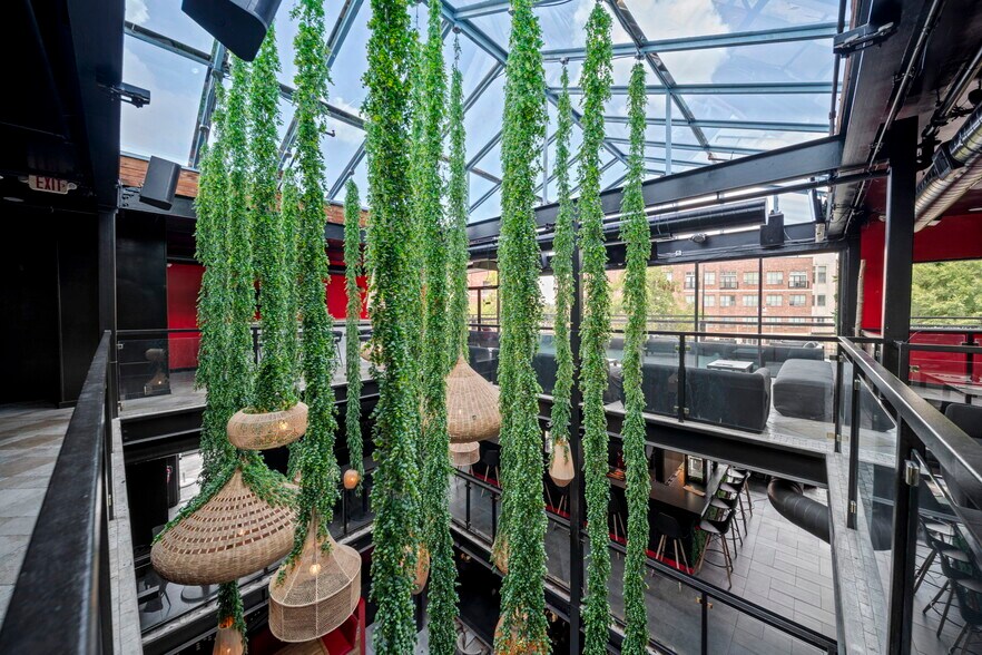 More Photos Of 1916 Baldwin St, Houston Bar For Sale