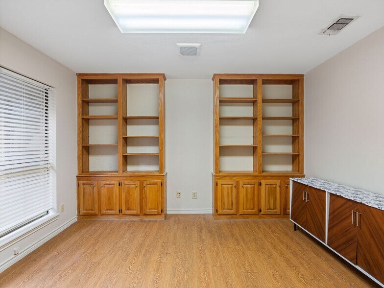 More Photos Of 602 S John Redditt Dr, Lufkin Office For Lease