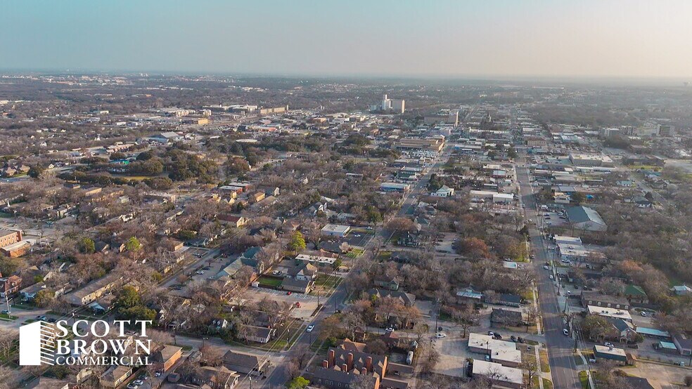 More Photos Of 934 N Locust St, Denton Office For Lease