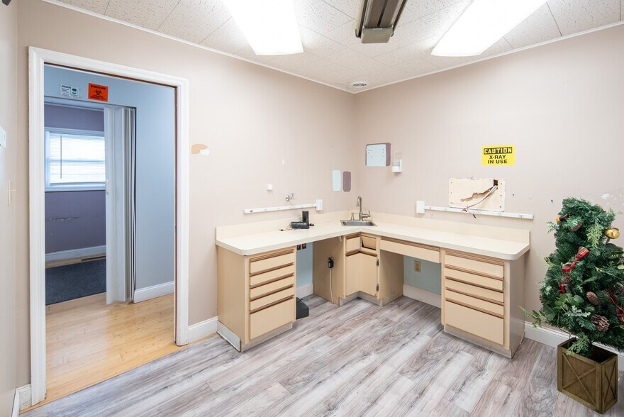 More Photos Of 1221 Altamont Ave, Schenectady Office For Sale