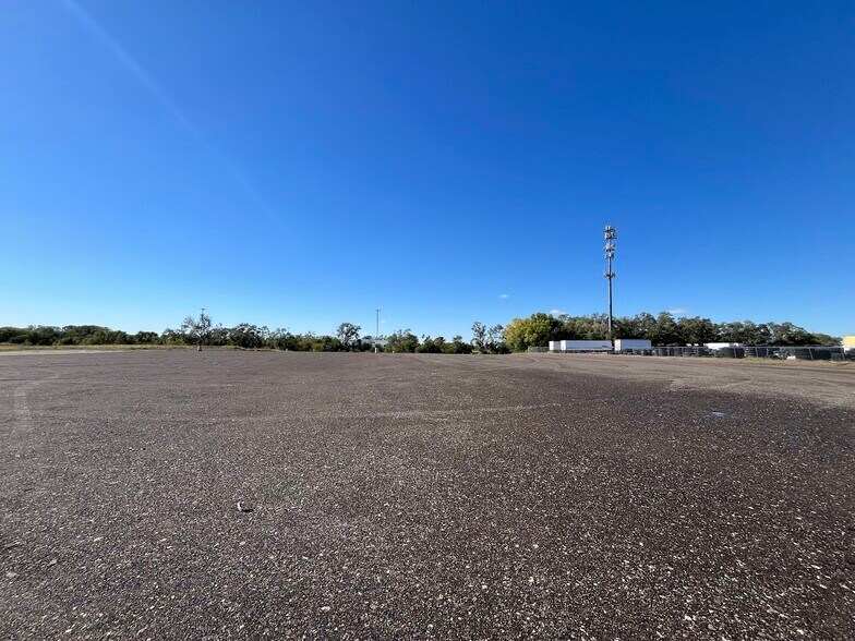 More Photos Of 245 SW 40th St, Lincoln Land For Lease