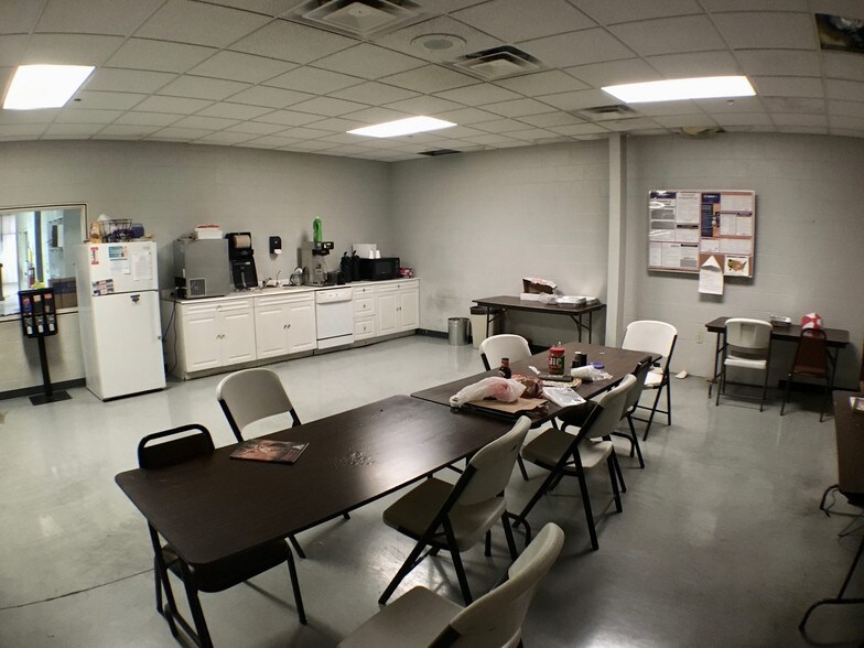 More Photos Of 2146 E Pythian St, Springfield Warehouse For Sale