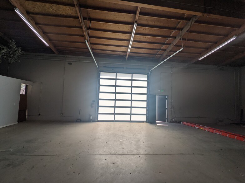 More Photos Of 1631 Maria St, Burbank Warehouse For Lease